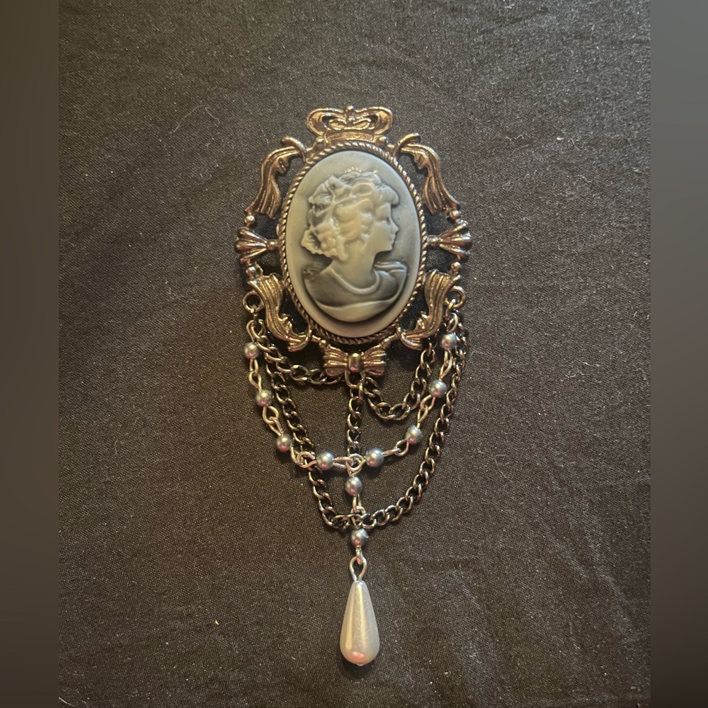 Vintage Style Silver Tone Gray Cameo Brooch pendant with Chains and Drop Pearl